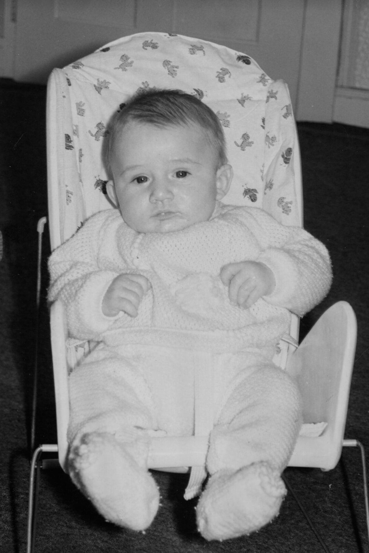 Photo d'un bébé dans un transat - Après restauration du Studio Salvucci, Photographe Metz