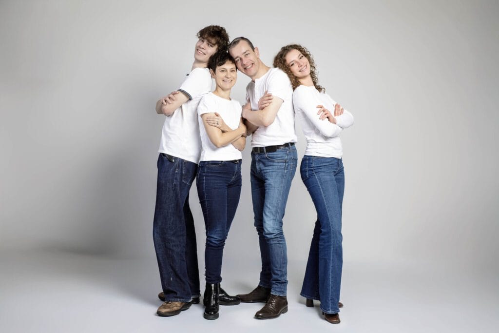 Portrait de famille debout en t-shirt blanc et jean, Studio Salvucci, Photographe Metz
