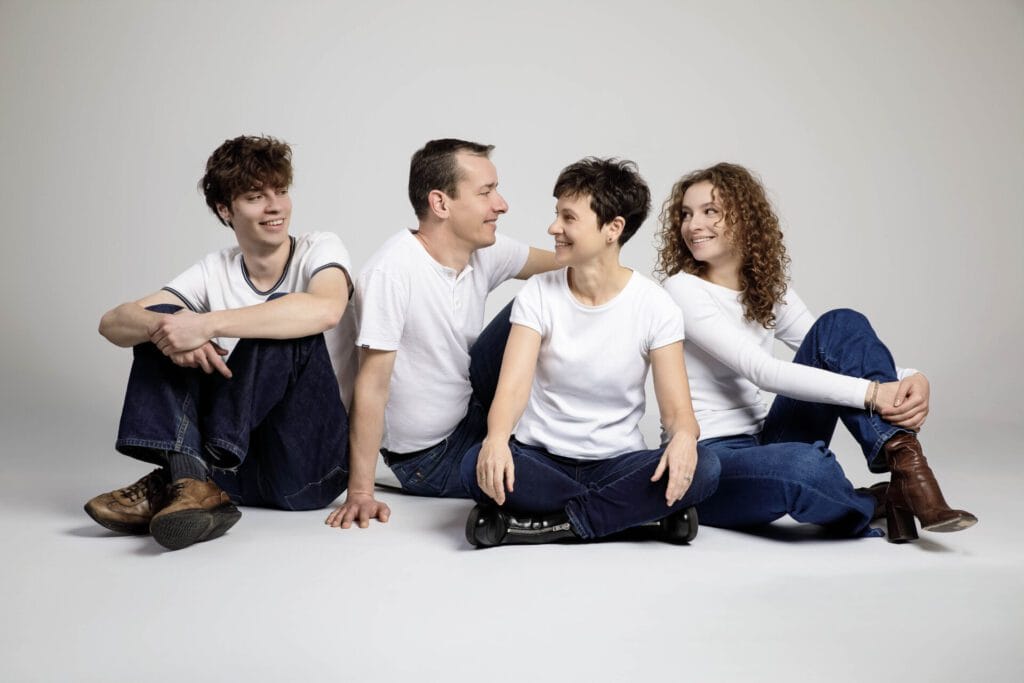 Famille assise par terre, ambiance lumineuse, Studio Salvucci, Photographe Metz