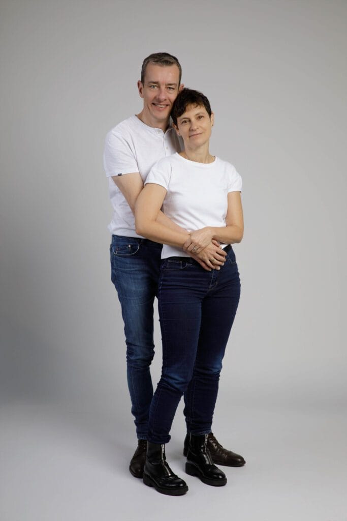 Portrait de couple en t-shirt blanc, Studio Salvucci, Photographe Metz