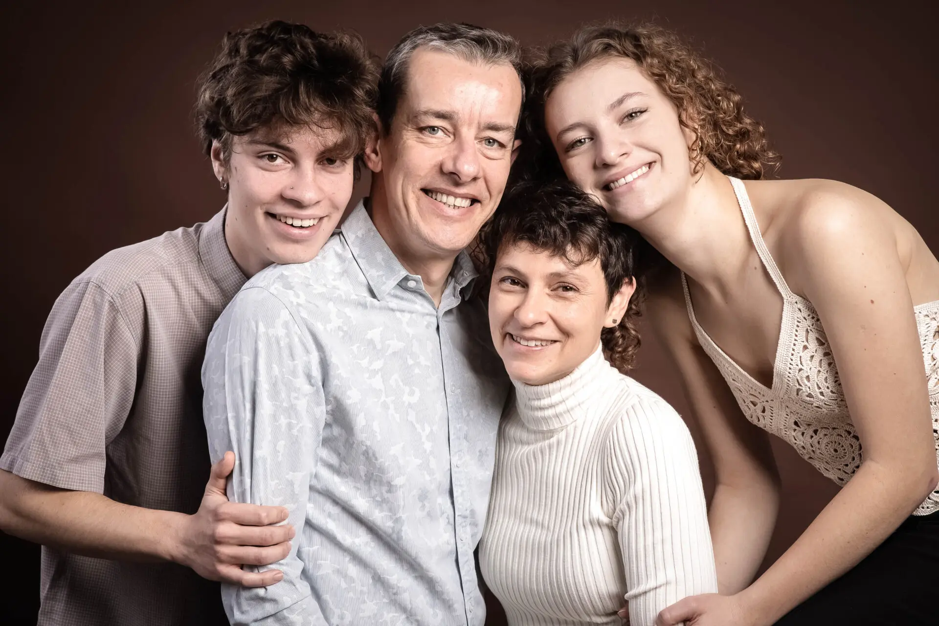 Portrait serré de famille, fond marron, Studio Salvucci, Photographe Metz
