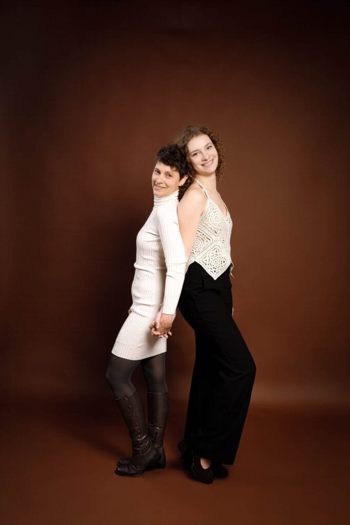 Mère et fille dos à dos, fond marron, Studio Salvucci, Photographe Metz