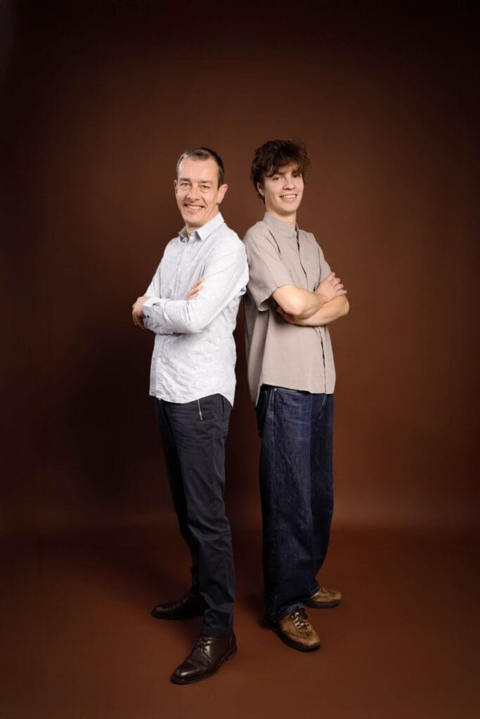 Père et fils dos à dos, fond marron, Studio Salvucci, Photographe Metz