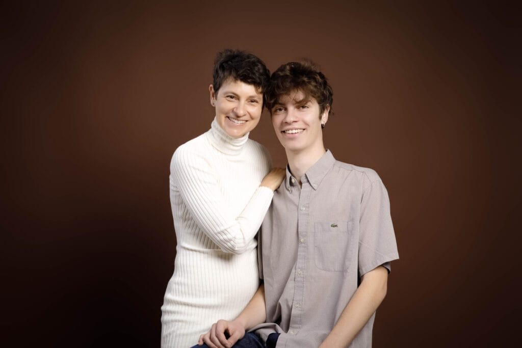 Mère et fils, portrait posé fond marron, Studio Salvucci, Photographe Metz