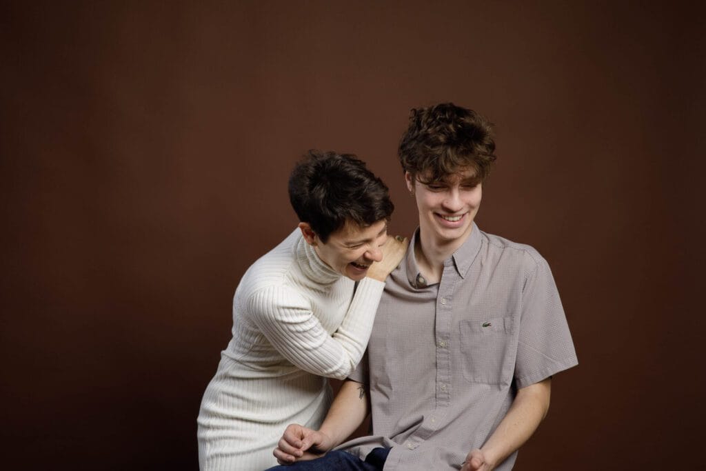 Mère et fils qui rient spontanément, Studio Salvucci, Photographe Metz