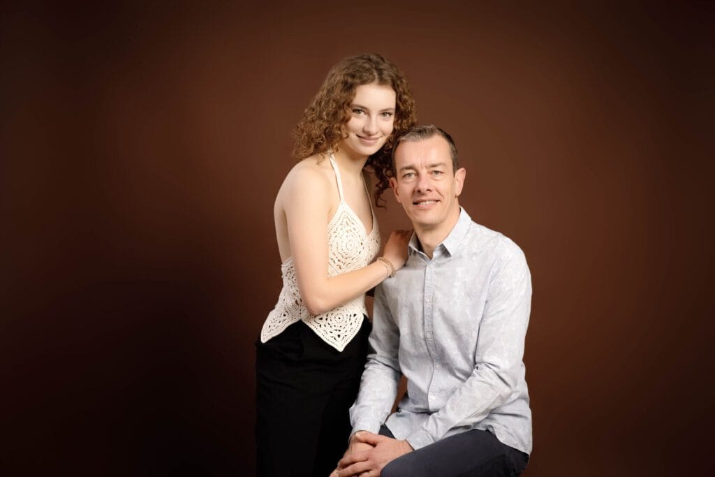 Père et fille, portrait posé fond marron, Studio Salvucci, Photographe Metz