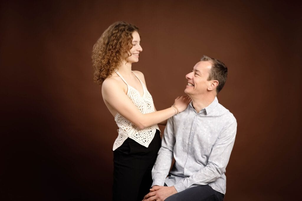 Père et fille, portrait posé fond marron, Studio Salvucci, Photographe Metz