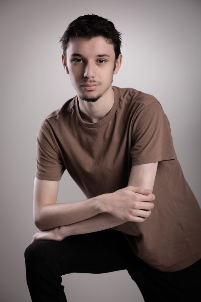 Portrait homme en t-shirt marron au Studio Salvucci, Photographe Metz