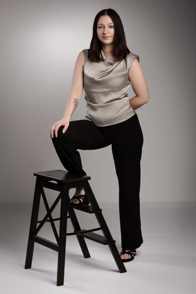 Shooting photo femme avec escabeau noir Studio Salvucci, Photographe Metz