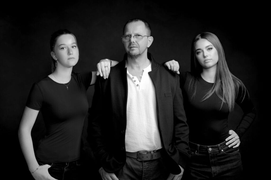 Famille au Studio Salvucci, photographe, Metz, sur fond noir, en noir et blanc