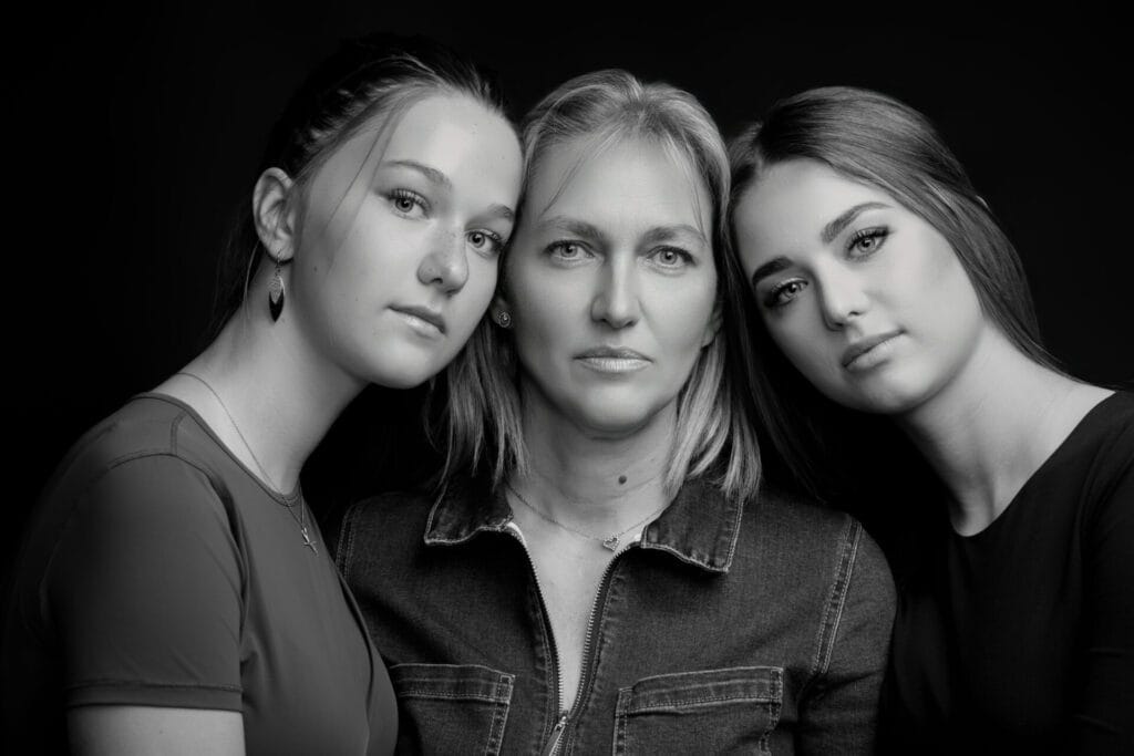 Famille au Studio Salvucci, photographe, Metz, sur fond noir, en noir et blanc