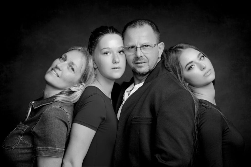 Famille au Studio Salvucci, photographe, Metz, sur fond noir, en noir et blanc