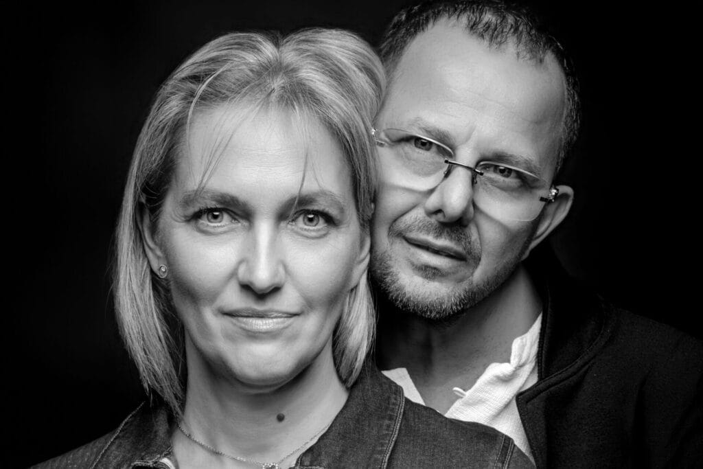 Famille au Studio Salvucci, photographe, Metz, sur fond noir, en noir et blanc