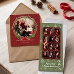 Cartes de Noël personnalisées sur table en bois avec décorations festives.