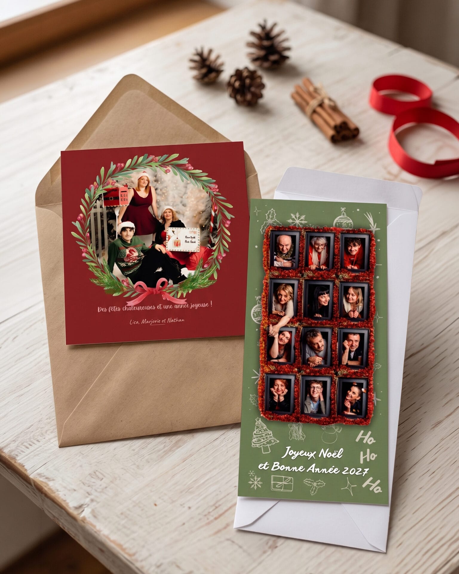 Cartes de Noël personnalisées sur table en bois avec décorations festives.