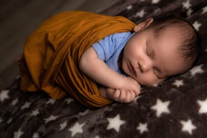 Bébé en séance naissance à domicile avec le Studio Salvucci, Photographe, Metz