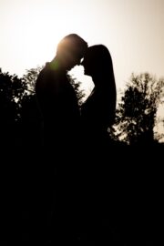 Marie et Kevin lors de leur séance d'engagement par le Studio Salvucci Marie et Kevin lors de leur séance d'engagement par le Studio Salvucci