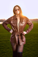 Femme élégante en veste en cuir marron au coucher du soleil photographiée par le Studio Salvucci à Metz