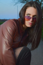 Jeune femme élégante en blouson de cuir et lunettes de soleil photographiée par le Studio Salvucci à Metz
