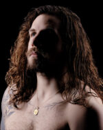 Homme barbu aux cheveux longs, éclairage clair-obscur, regard intense photographié par le Studio Salvucci à Metz.